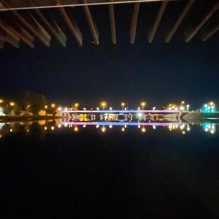 Houseboat On The Water Hotel เลียปาญา ภายนอก รูปภาพ