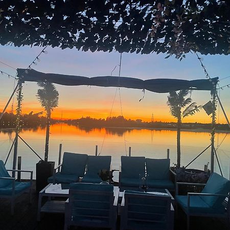 Houseboat On The Water Hotel เลียปาญา ภายนอก รูปภาพ