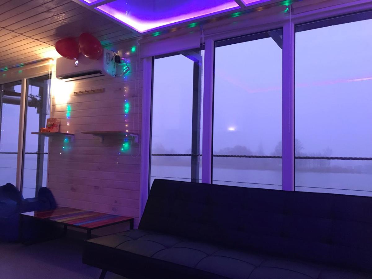 Houseboat On The Water Hotel เลียปาญา ภายนอก รูปภาพ