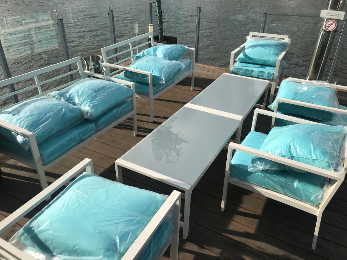 Houseboat On The Water Hotel เลียปาญา ภายนอก รูปภาพ