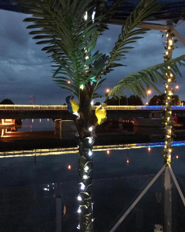 Houseboat On The Water Hotel เลียปาญา ภายนอก รูปภาพ