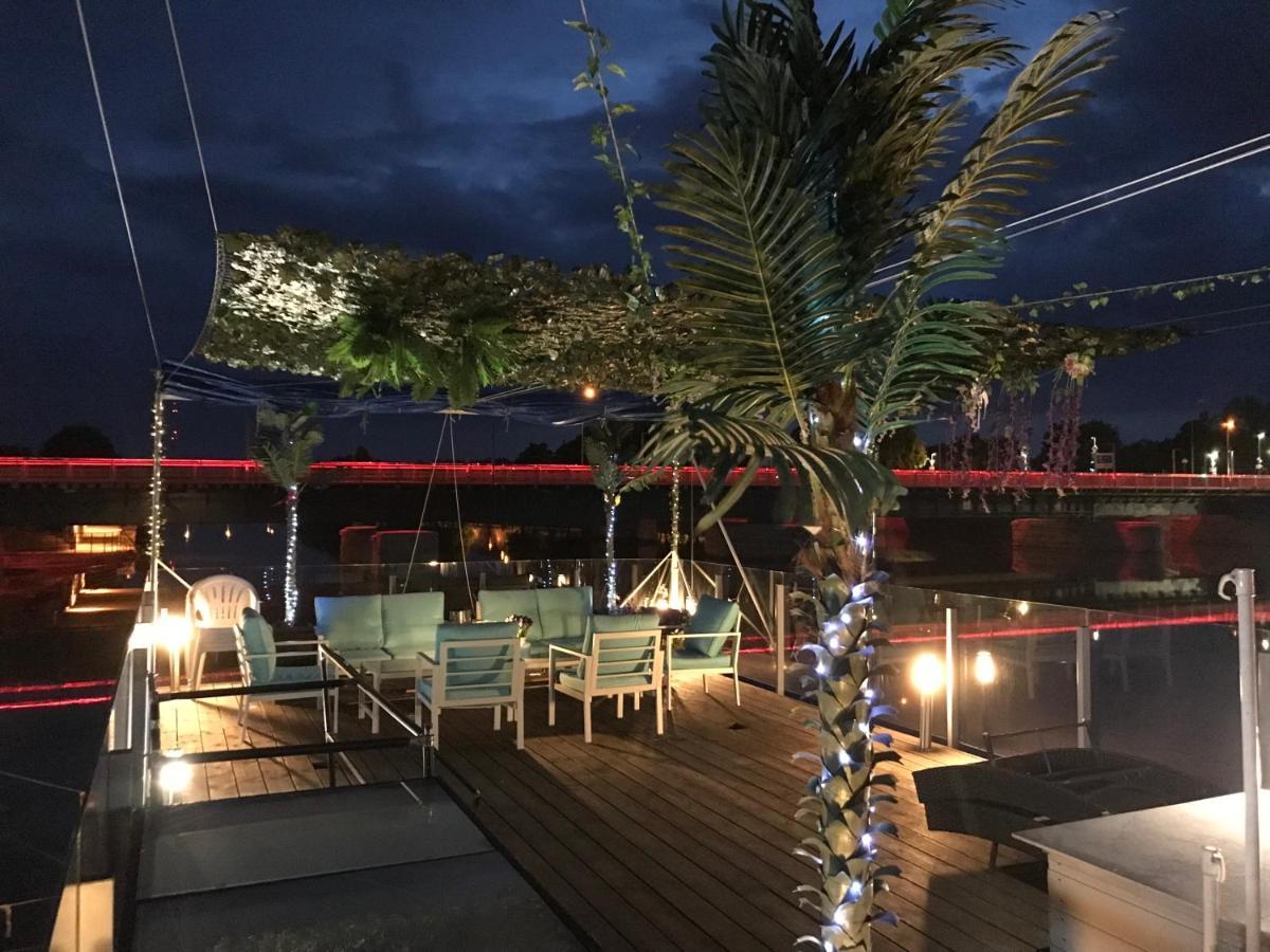 Houseboat On The Water Hotel เลียปาญา ภายนอก รูปภาพ
