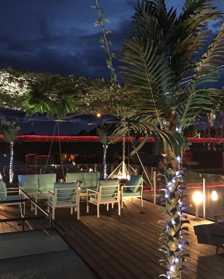 Houseboat On The Water Hotel เลียปาญา ภายนอก รูปภาพ
