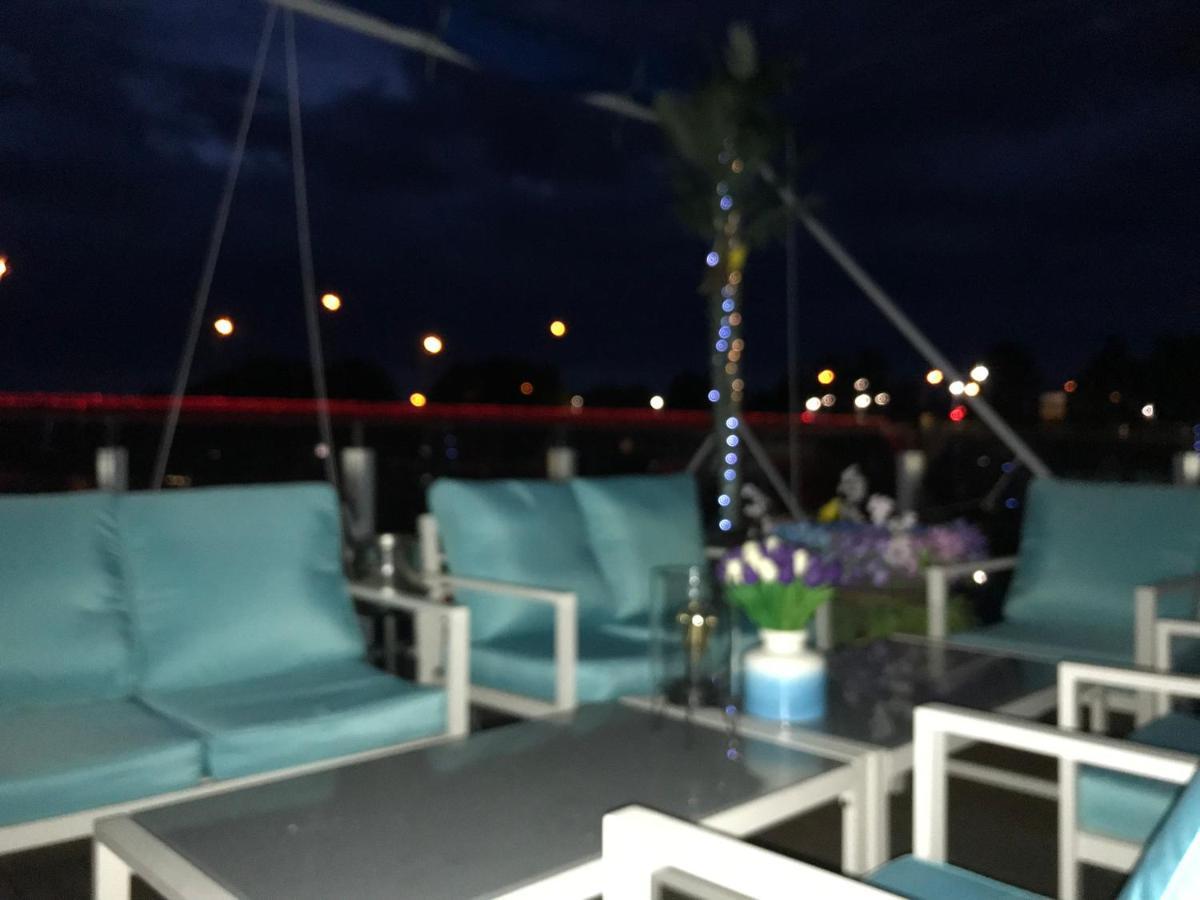 Houseboat On The Water Hotel เลียปาญา ภายนอก รูปภาพ
