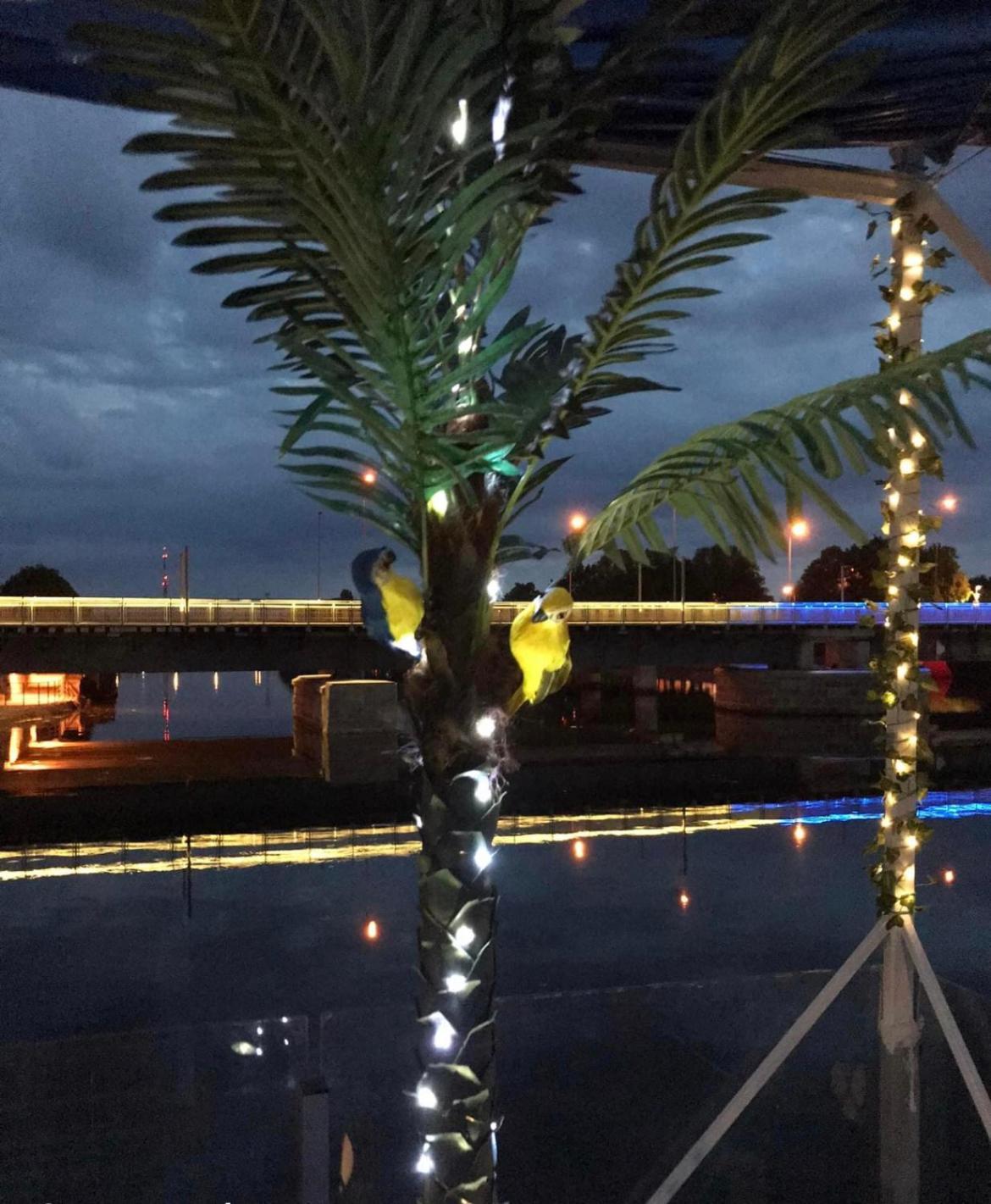 Houseboat On The Water Hotel เลียปาญา ภายนอก รูปภาพ