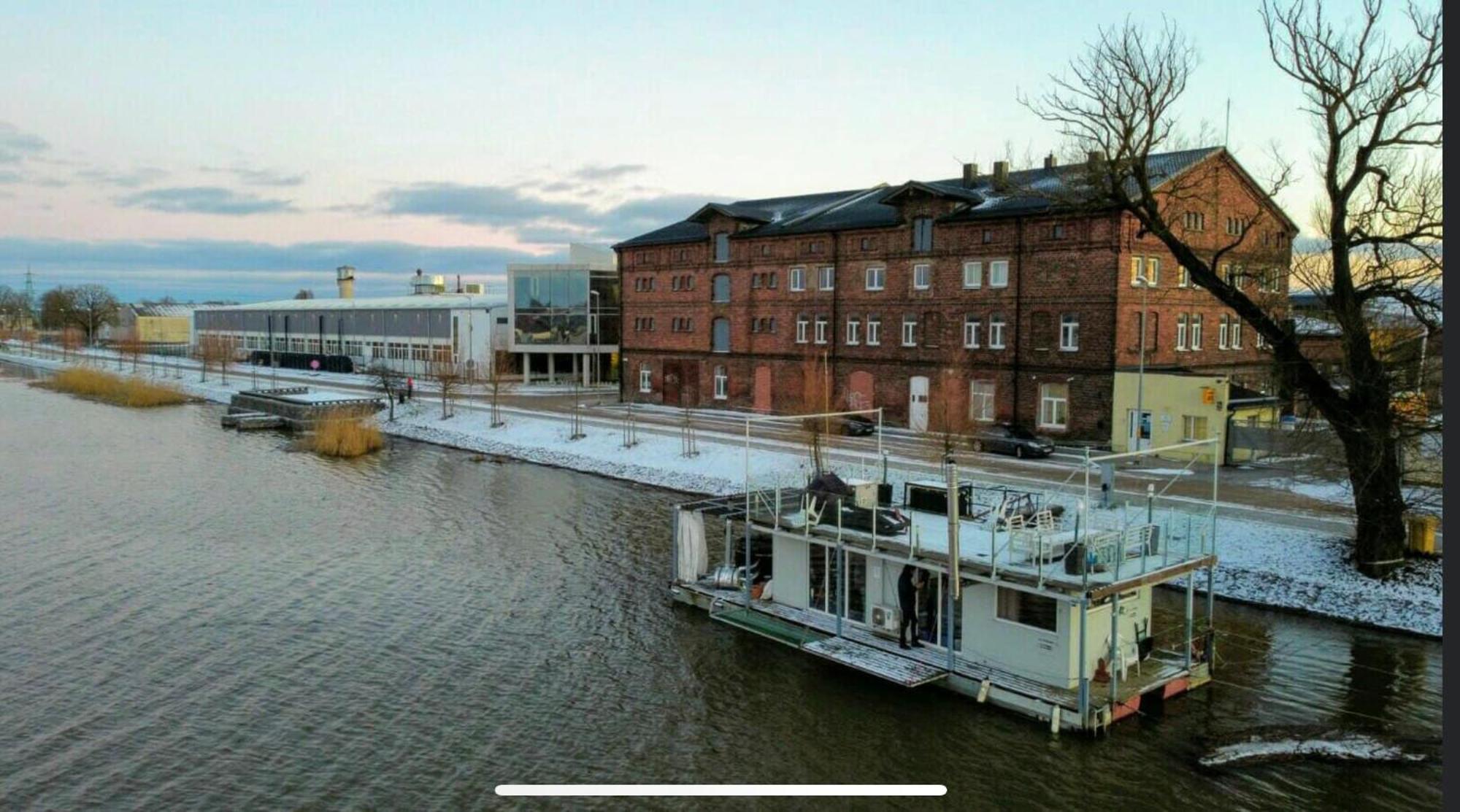 Houseboat On The Water Hotel เลียปาญา ภายนอก รูปภาพ