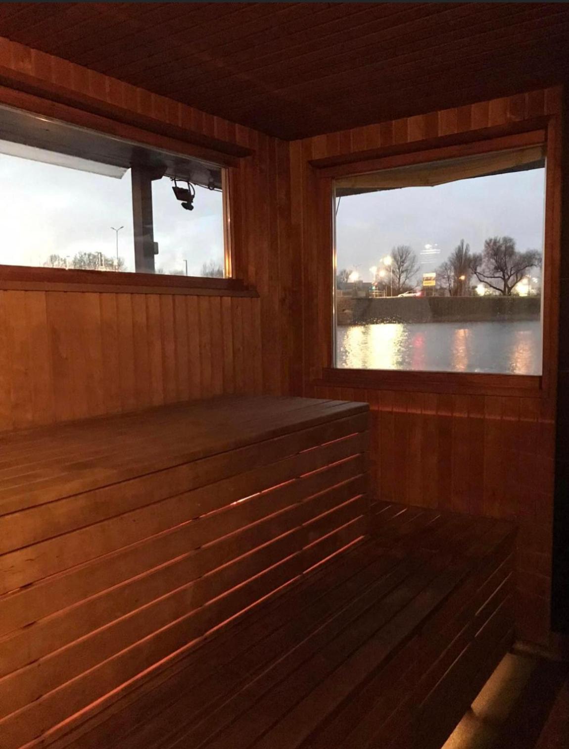 Houseboat On The Water Hotel เลียปาญา ภายนอก รูปภาพ