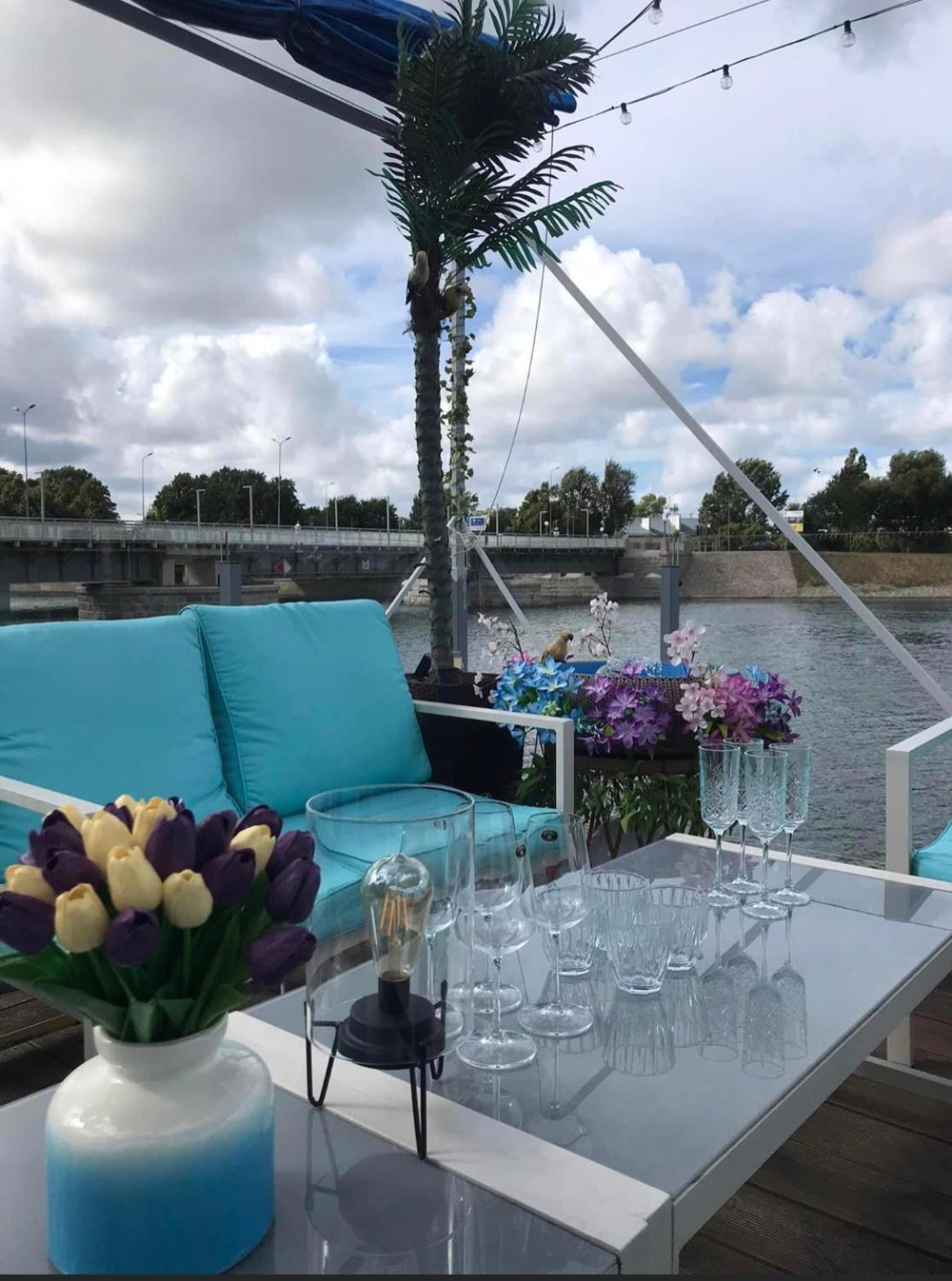 Houseboat On The Water Hotel เลียปาญา ภายนอก รูปภาพ