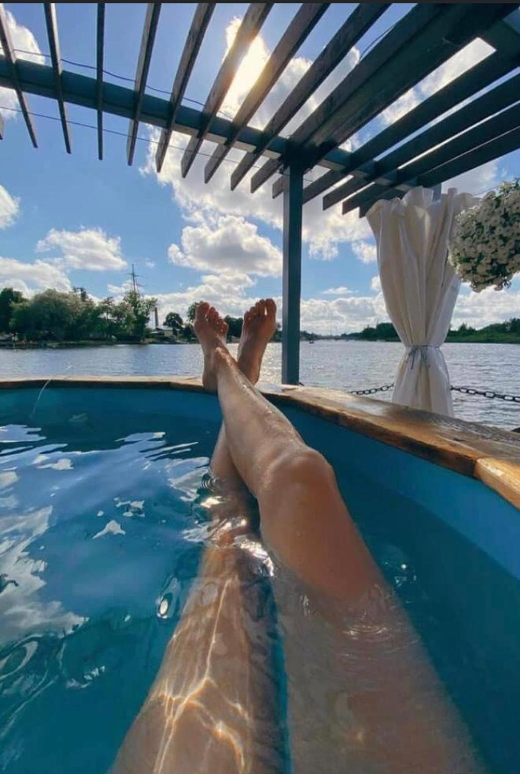 Houseboat On The Water Hotel เลียปาญา ภายนอก รูปภาพ