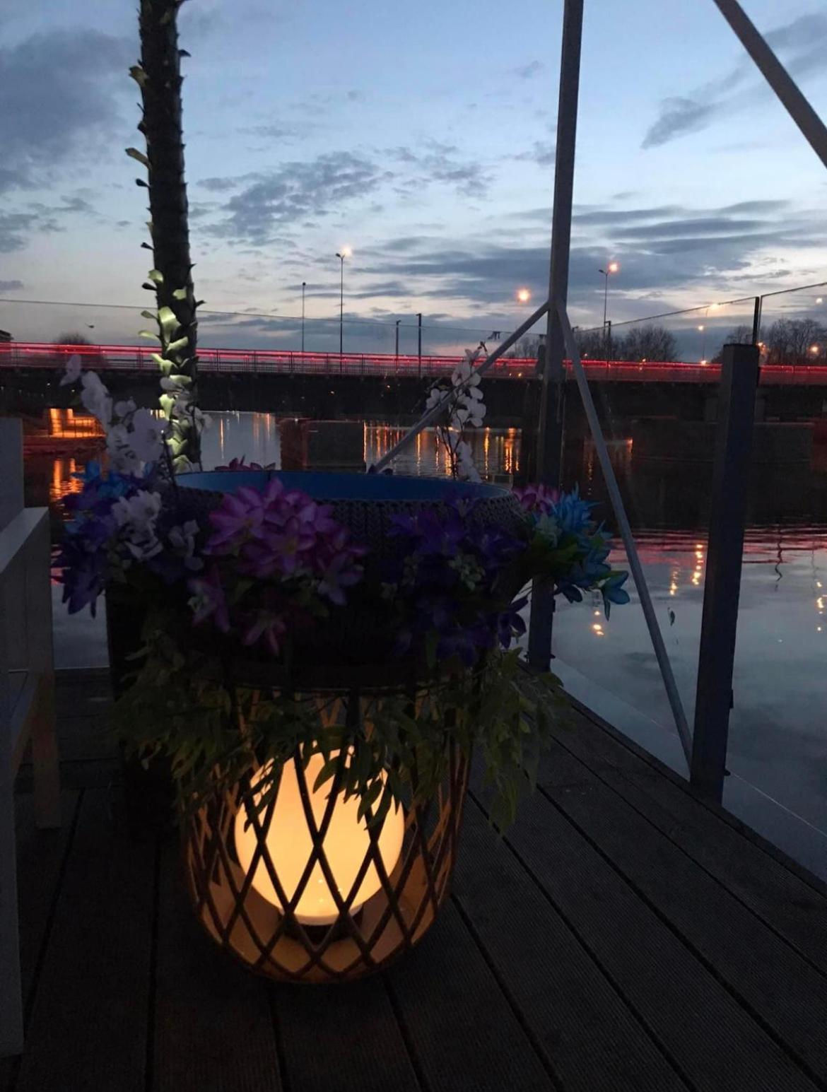 Houseboat On The Water Hotel เลียปาญา ภายนอก รูปภาพ