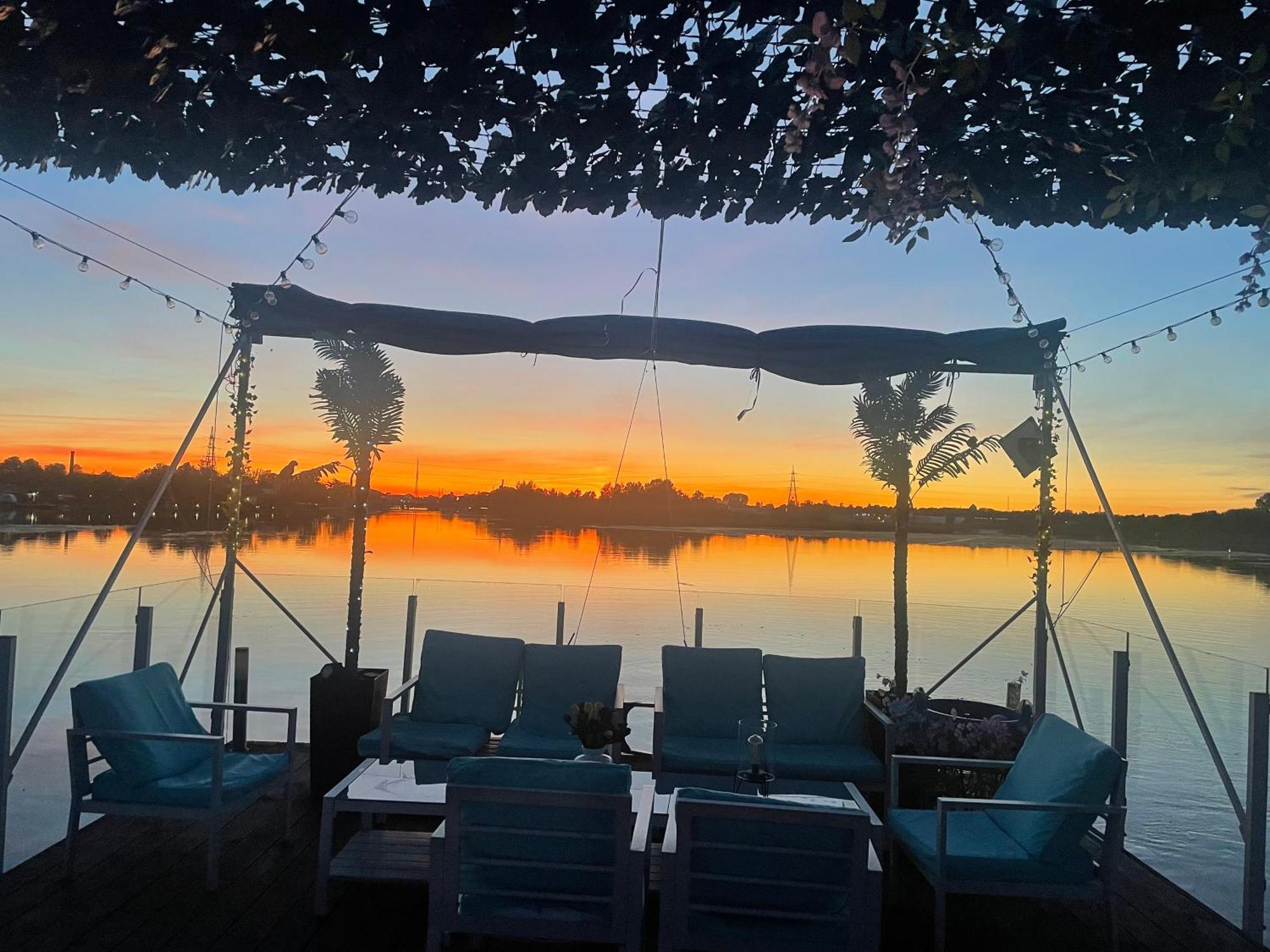 Houseboat On The Water Hotel เลียปาญา ภายนอก รูปภาพ