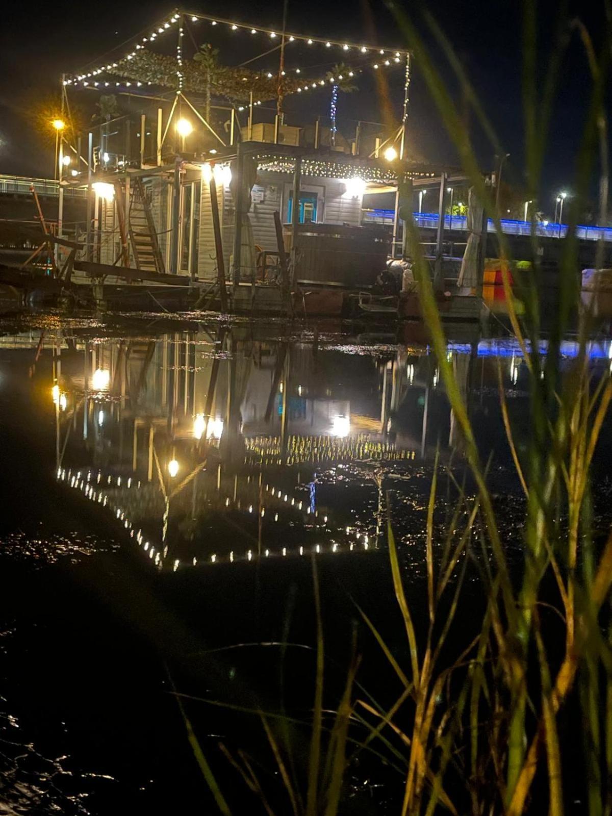 Houseboat On The Water Hotel เลียปาญา ภายนอก รูปภาพ