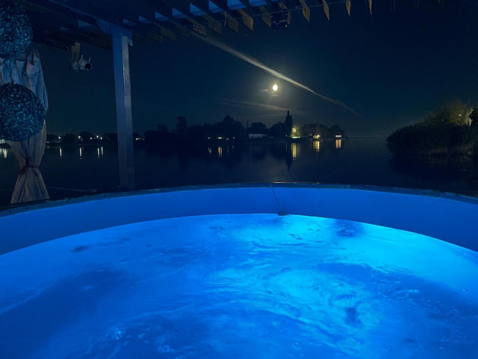 Houseboat On The Water Hotel เลียปาญา ภายนอก รูปภาพ