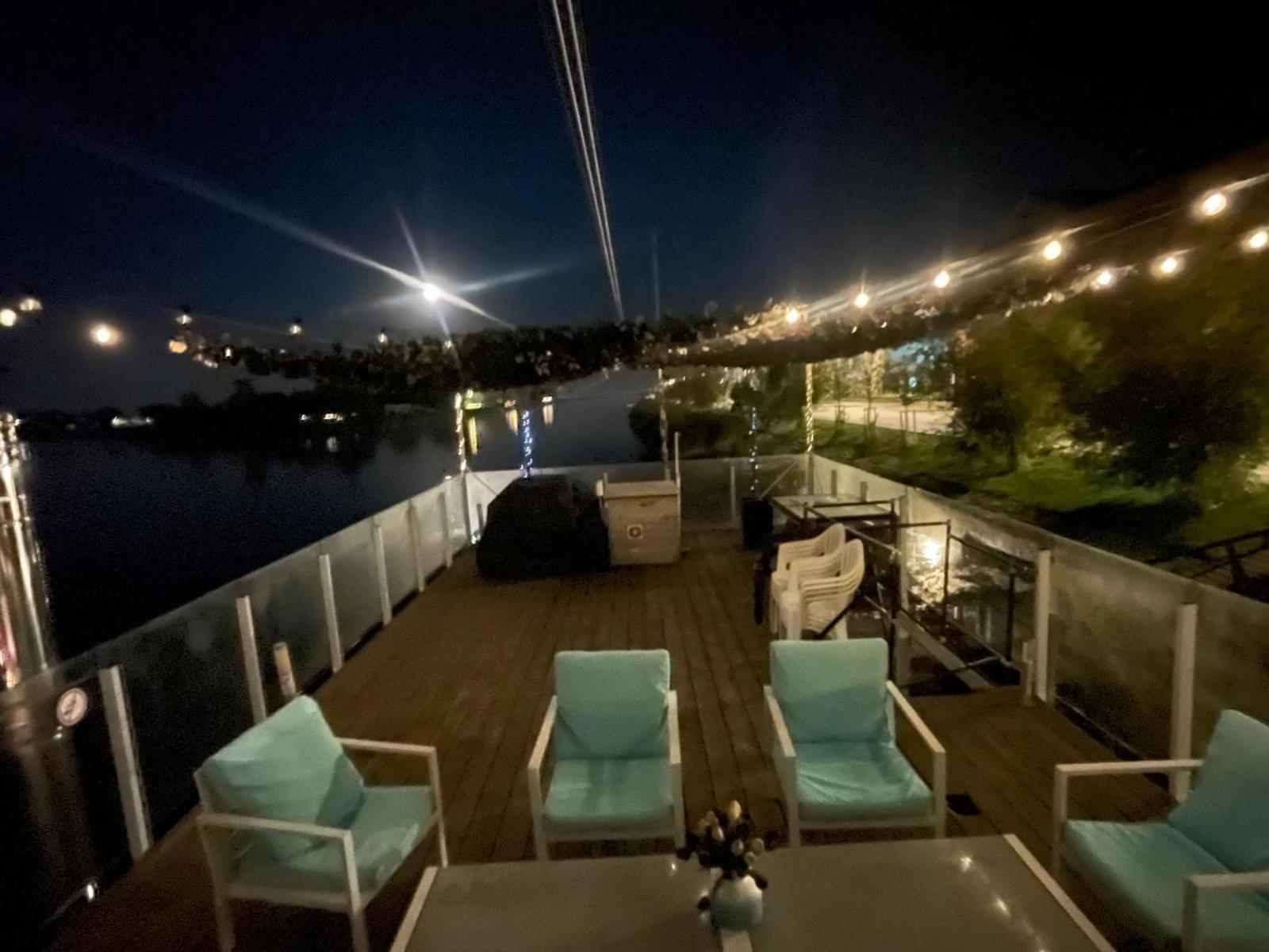 Houseboat On The Water Hotel เลียปาญา ภายนอก รูปภาพ