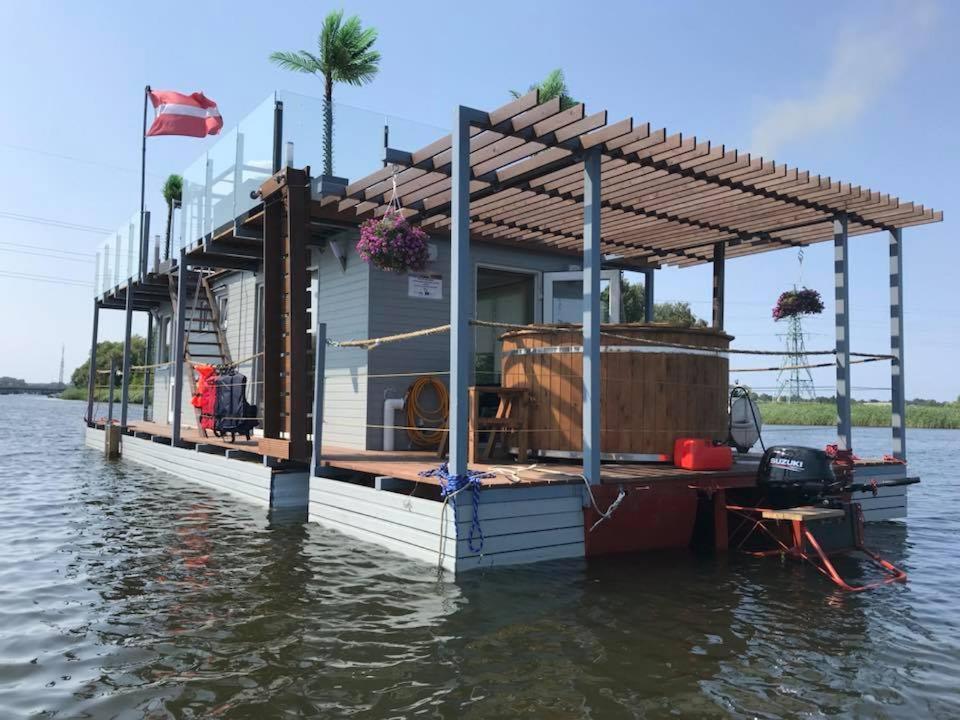 Houseboat On The Water Hotel เลียปาญา ภายนอก รูปภาพ