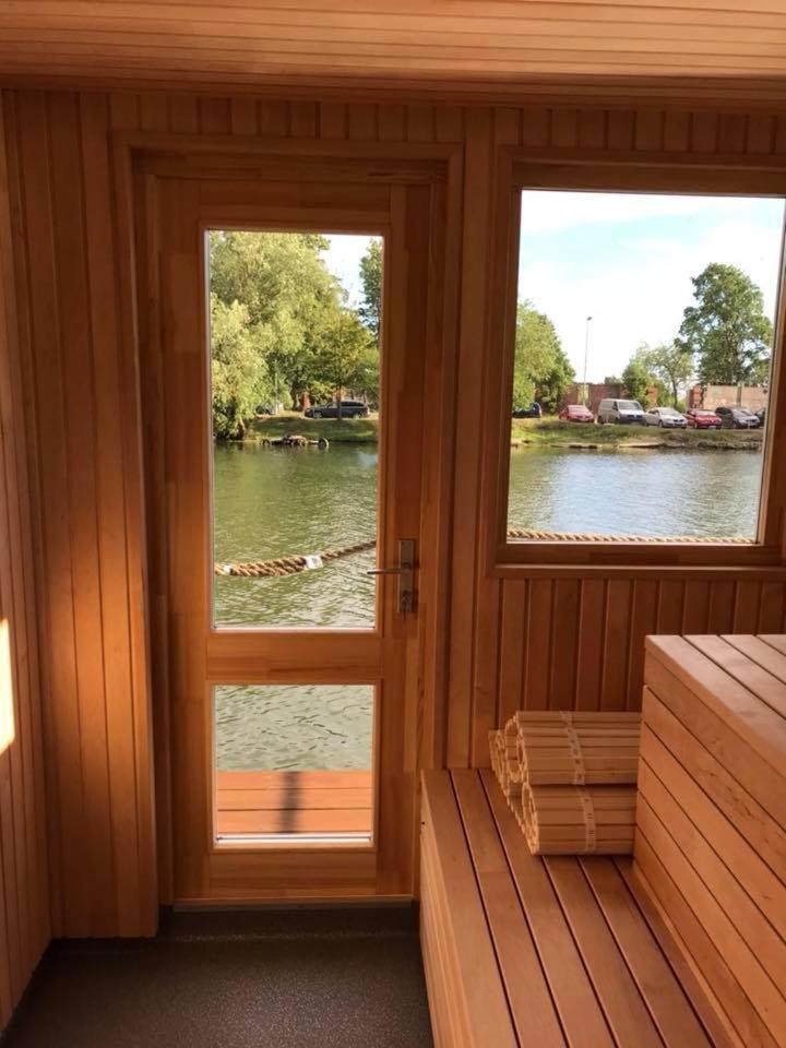 Houseboat On The Water Hotel เลียปาญา ภายนอก รูปภาพ