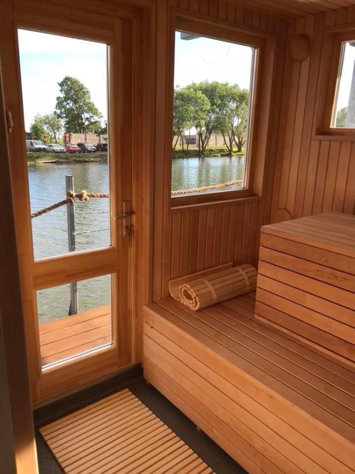 Houseboat On The Water Hotel เลียปาญา ภายนอก รูปภาพ