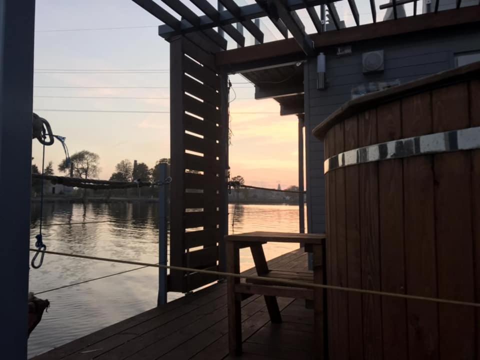 Houseboat On The Water Hotel เลียปาญา ภายนอก รูปภาพ