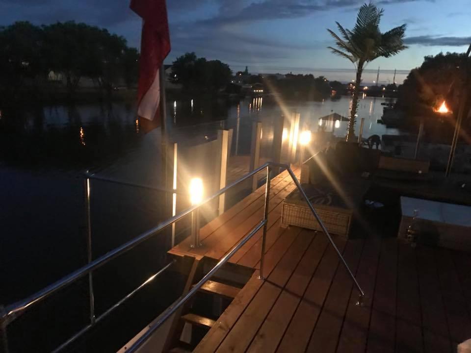 Houseboat On The Water Hotel เลียปาญา ภายนอก รูปภาพ