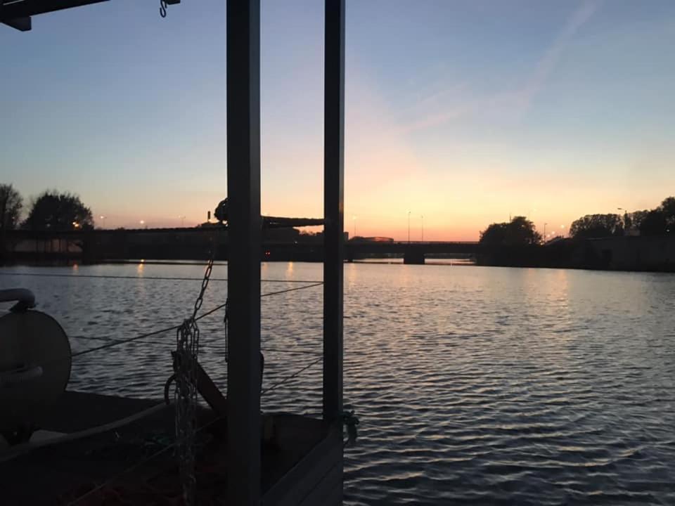 Houseboat On The Water Hotel เลียปาญา ภายนอก รูปภาพ