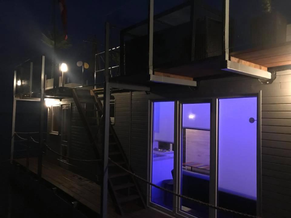 Houseboat On The Water Hotel เลียปาญา ภายนอก รูปภาพ